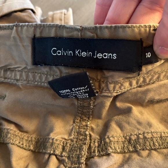 Calvin Klein Women’s Size 10 Cargo Cuffed Shorts. Brown with 2 front buttons. - Picture 4 of 6